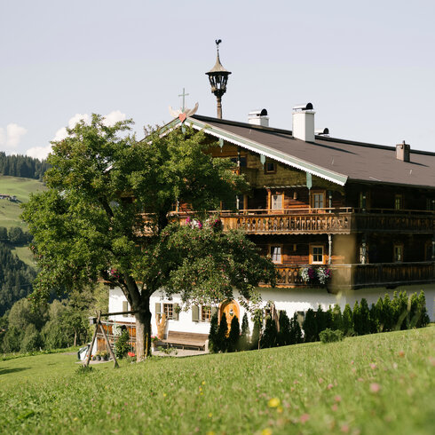 Tradition Elemente Kitzbuehel Sommer Bauernhaus (c) Kitzbuehel Tourismus (27) Bauernhaus in Kitzbühel