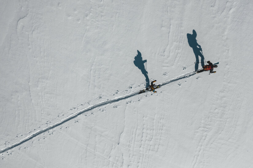 2 Skitourengeher von oben