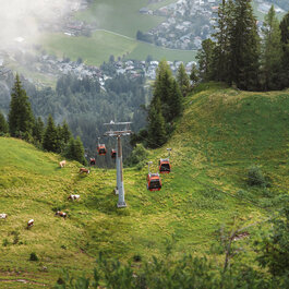 Blick auf die Hahnenkamm-Bahn von der Bergstation aus.