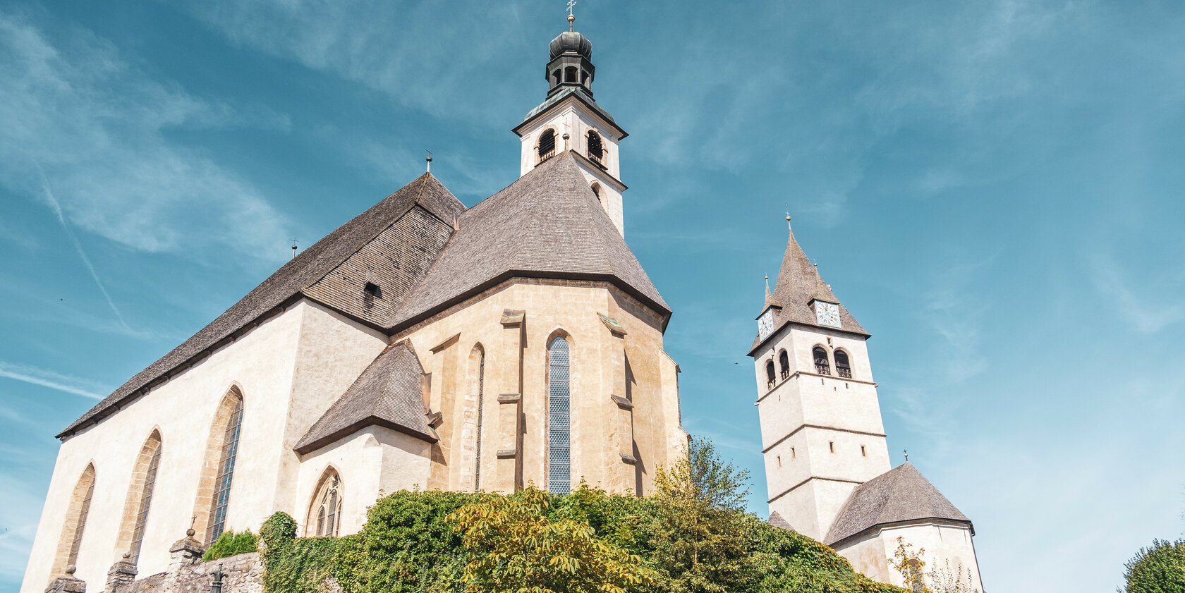 Kirche in Kitzbühel bei strahlend blauem Himmel