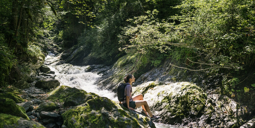 Person, die ruhig im Wald sitzt