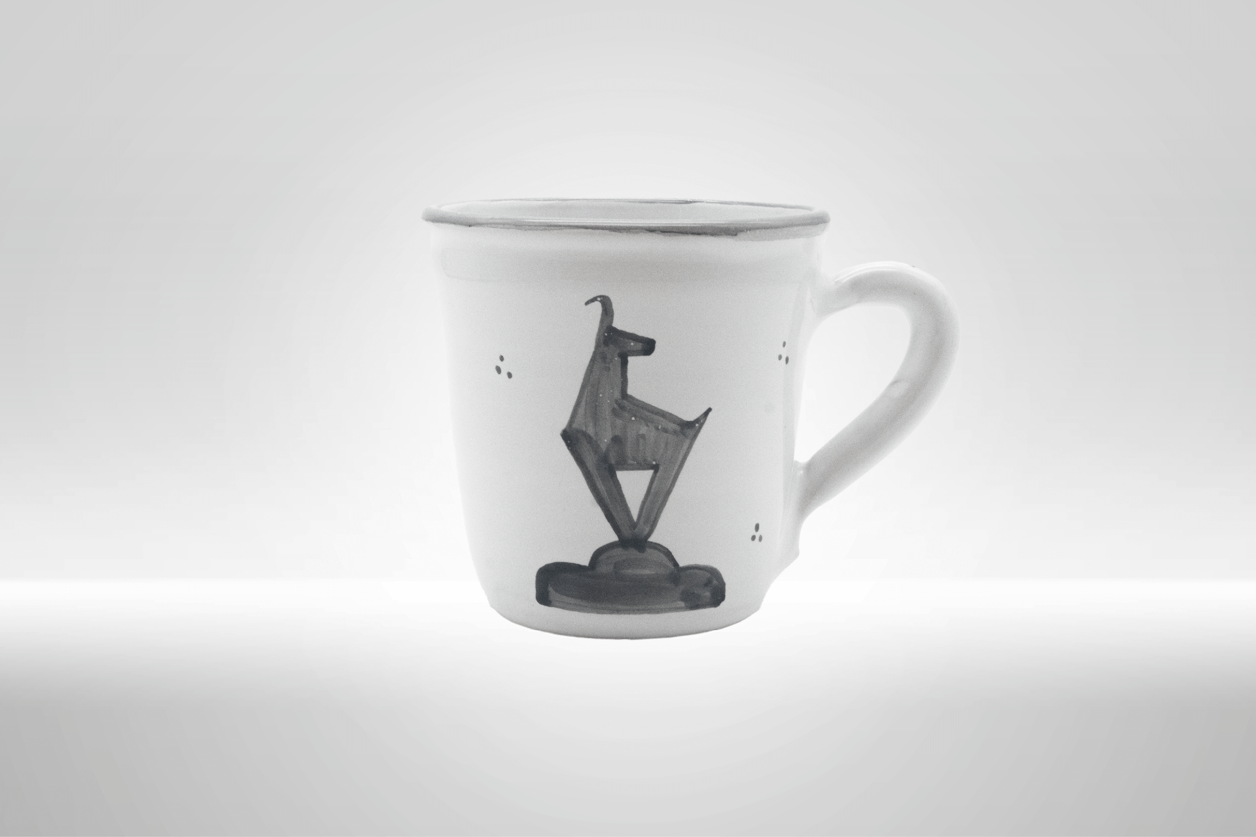 Ein weißer Flurbereich mit einer offenen Garderobe, Kissen und einem kleinen schwarzen Schild