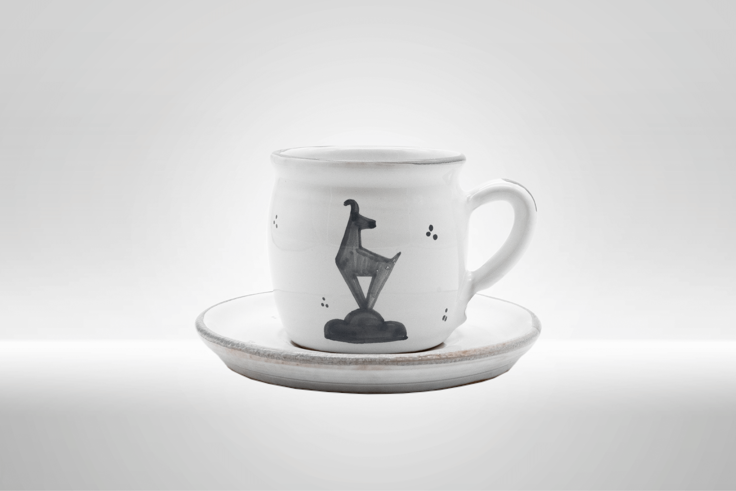 Ein weißer Flurbereich mit einer offenen Garderobe, Kissen und einem kleinen schwarzen Schild