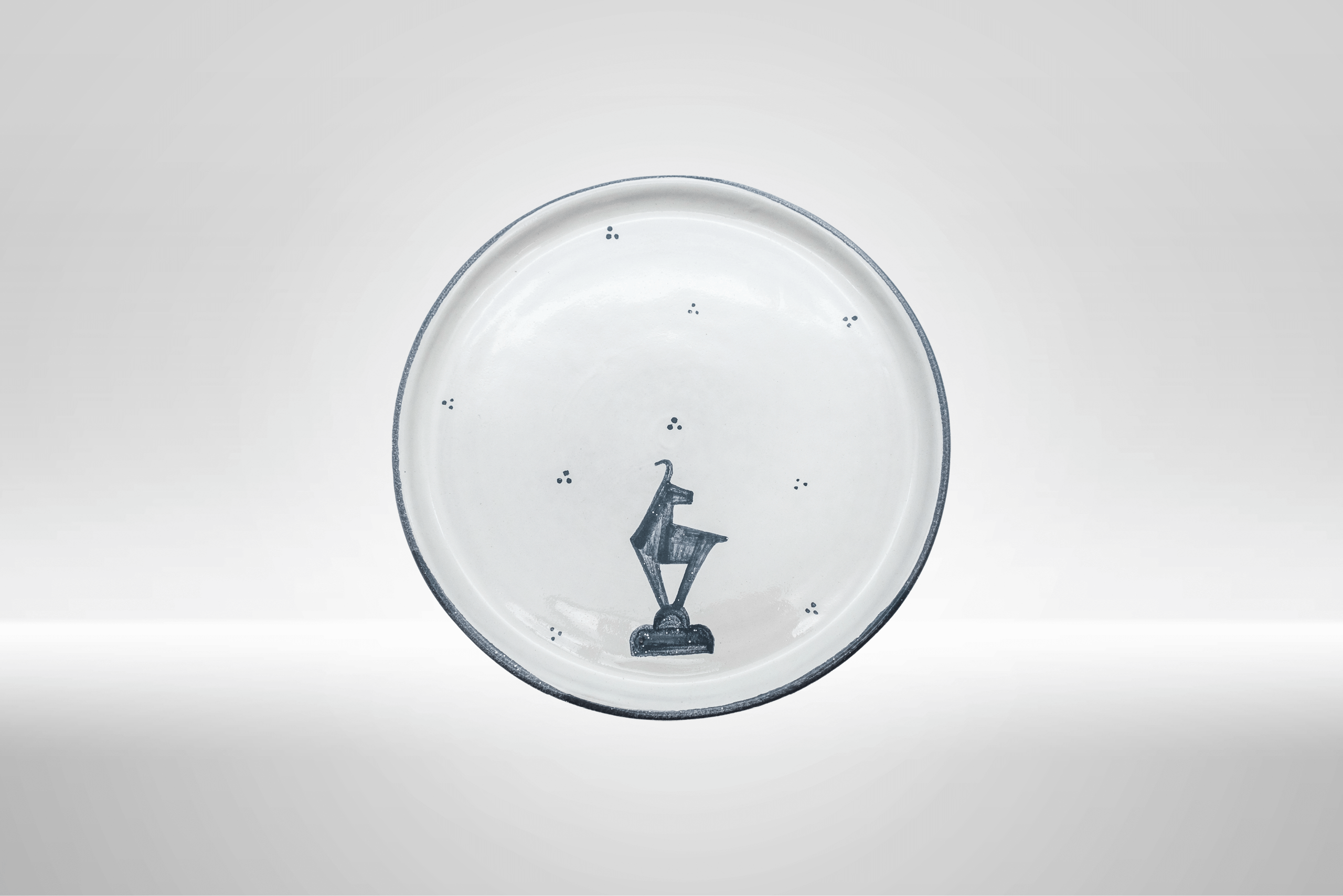 Ein weißer Flurbereich mit einer offenen Garderobe, Kissen und einem kleinen schwarzen Schild