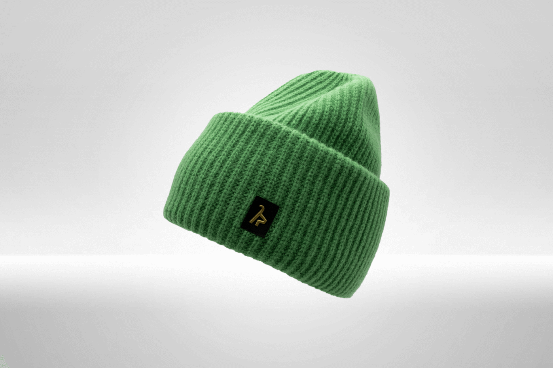 Ein weißer Flurbereich mit einer offenen Garderobe, Kissen und einem kleinen schwarzen Schild