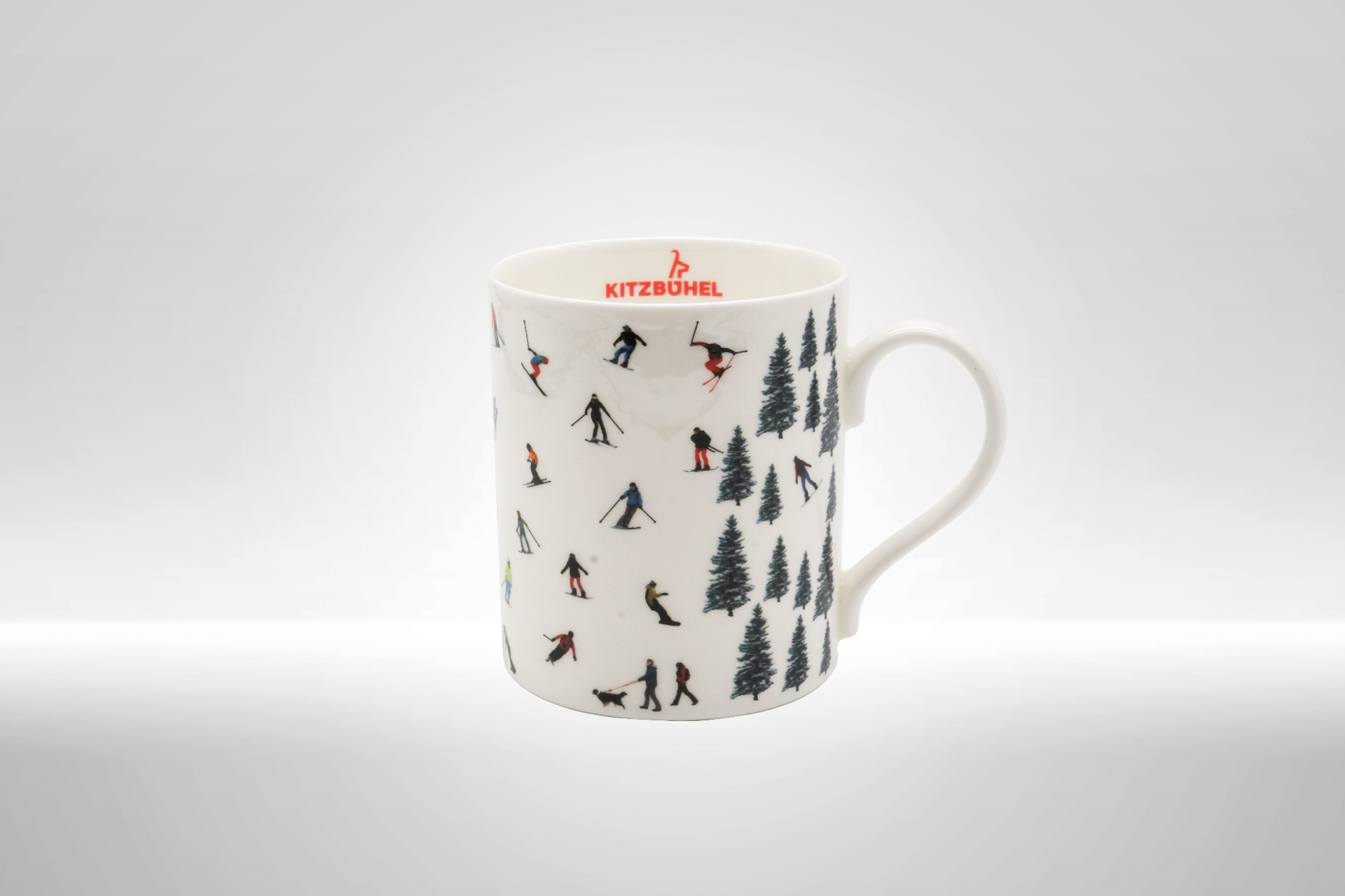 Ein weißer Flurbereich mit einer offenen Garderobe, Kissen und einem kleinen schwarzen Schild