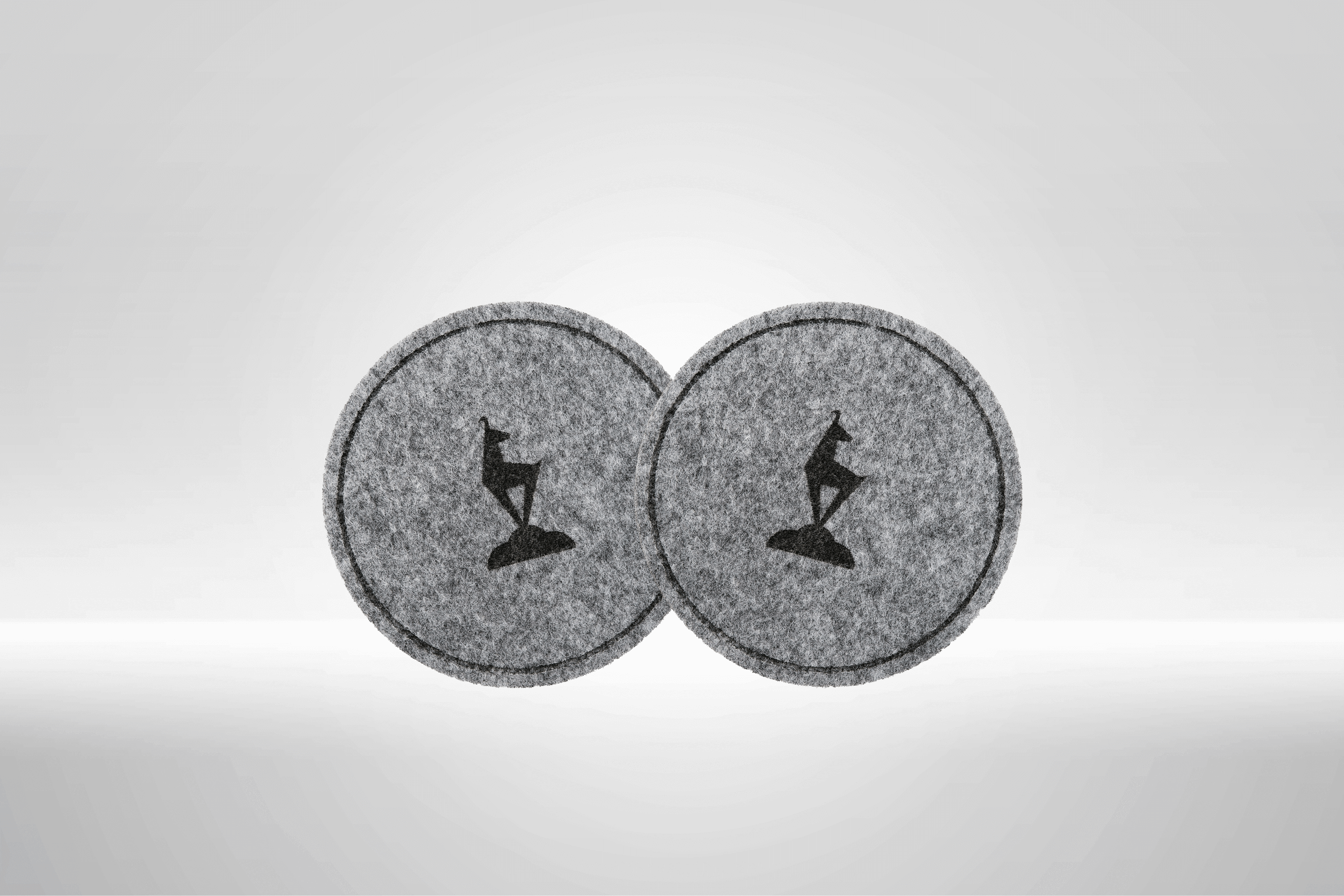 Ein weißer Flurbereich mit einer offenen Garderobe, Kissen und einem kleinen schwarzen Schild