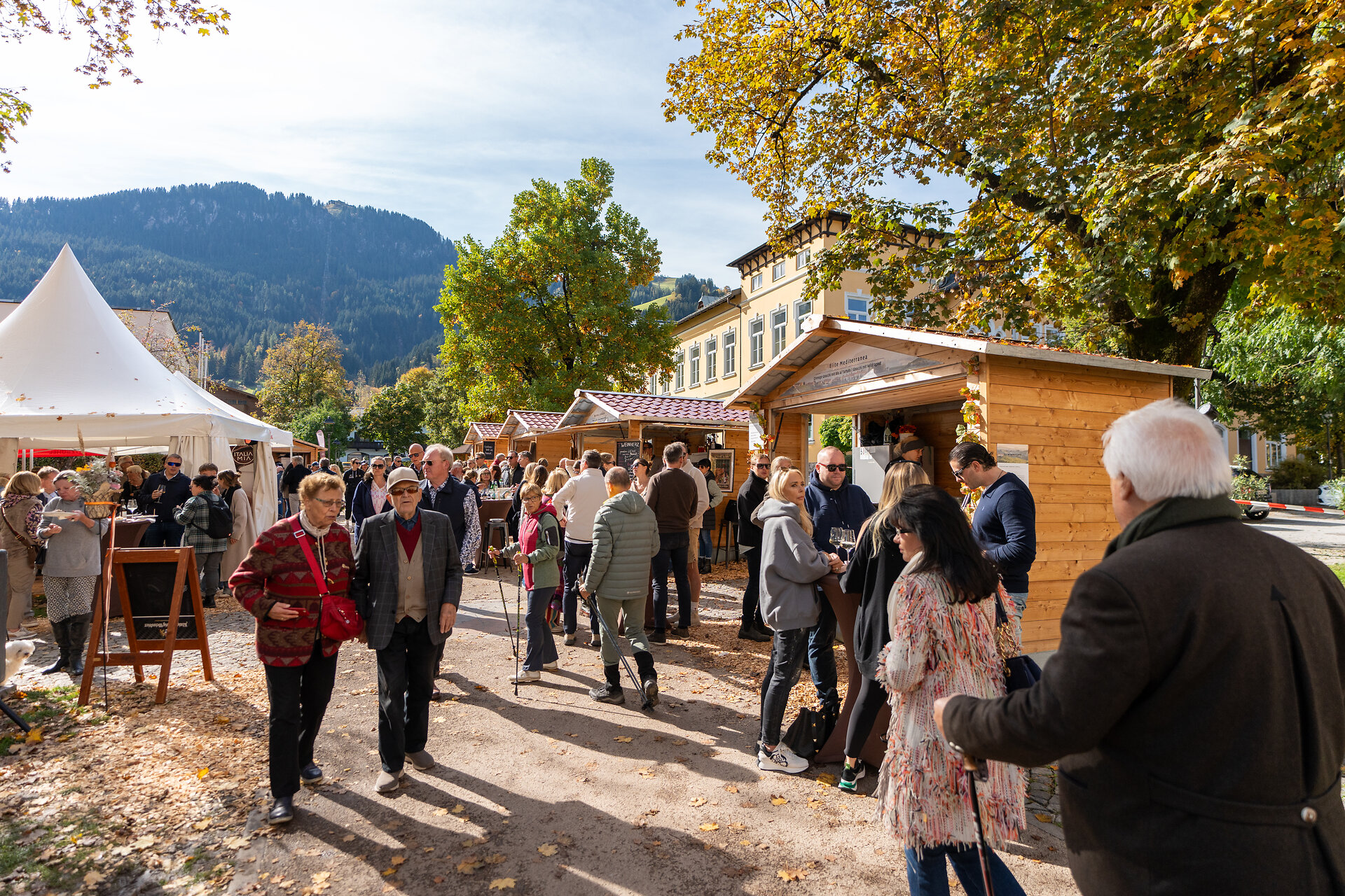 Ein weißer Flurbereich mit einer offenen Garderobe, Kissen und einem kleinen schwarzen Schild